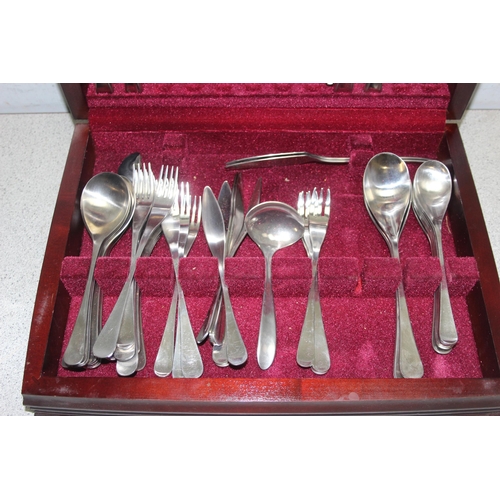 1067 - Vintage Oneida stainless steel part cutlery set in wooden box