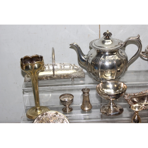 1068 - Qty of mostly silver plated items to include a solid silver pepper pot and dressing table set approx... 