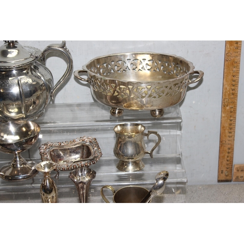 1068 - Qty of mostly silver plated items to include a solid silver pepper pot and dressing table set approx... 