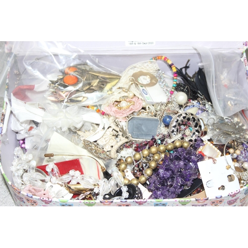 1134 - Approx. 2.8kg of mixed costume jewellery