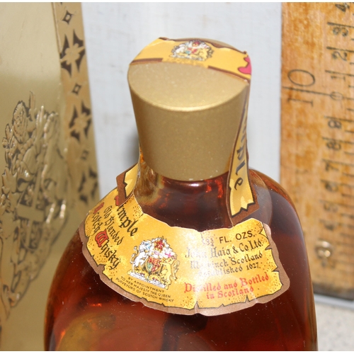 1653 - Vintage bottle of Dimple Haig Scotch Whisky, 13.25 fluid ounces.