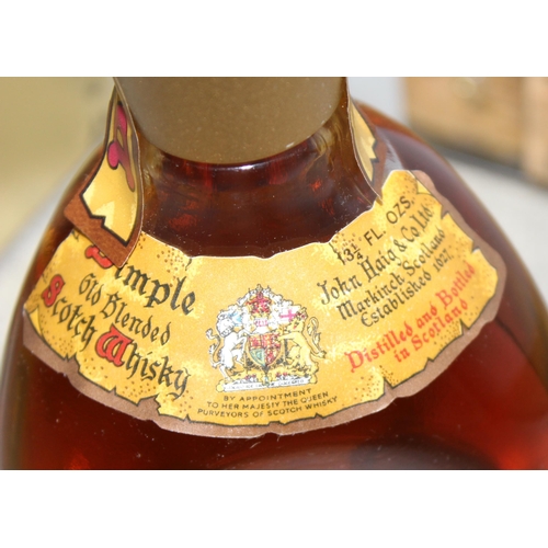 1653 - Vintage bottle of Dimple Haig Scotch Whisky, 13.25 fluid ounces.