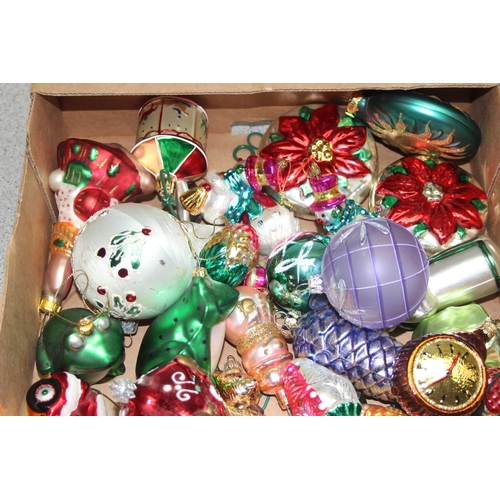 1832 - Box of Christmas tree decorations