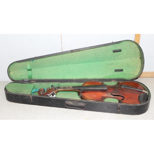 622 - An antique violin in wooden case, the violin stamped Perry Dublin to reverse, a hand written in labe... 