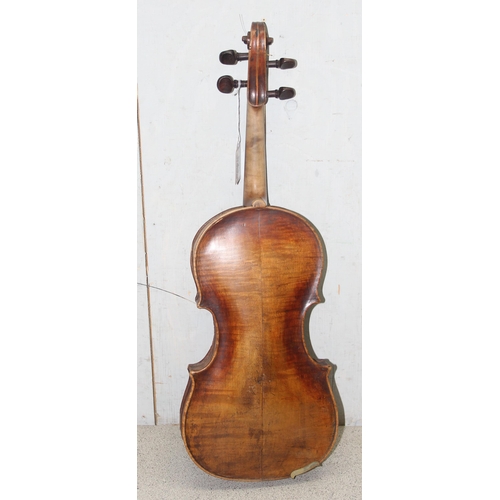 623 - Antique violin with 2 piece back, seemingly no label, approx 58cm total length