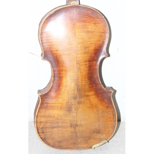 623 - Antique violin with 2 piece back, seemingly no label, approx 58cm total length