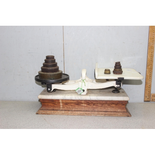 669 - Set of vintage Avery shop scales with graduated weights