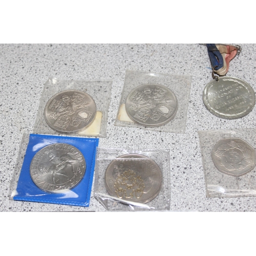 1214 - Qty of assorted coins to inc commemorative crowns, £2 coins, coronation medallion etc