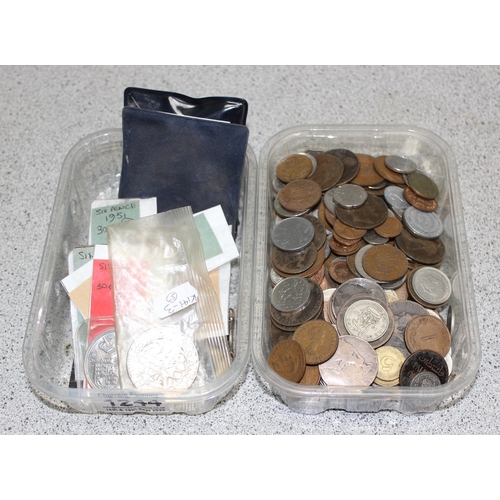 1244 - Qty of assorted mixed world and UK coins, medallions and tokens etc, to inc 2 £5 coins, approx 1.9kg... 