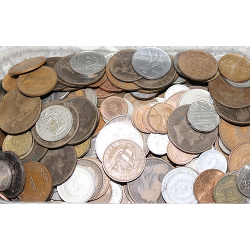 1244 - Qty of assorted mixed world and UK coins, medallions and tokens etc, to inc 2 £5 coins, approx 1.9kg... 