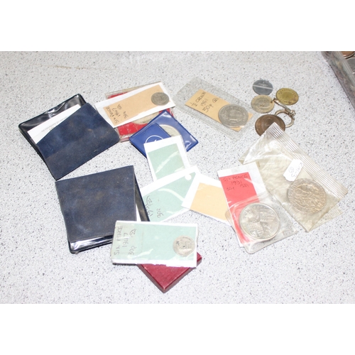 1244 - Qty of assorted mixed world and UK coins, medallions and tokens etc, to inc 2 £5 coins, approx 1.9kg... 