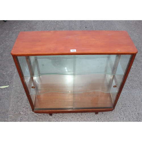 127 - A retro glass fronted mirrored display cabinet, approx 91cm wide x 30cm deep x 90cm tall