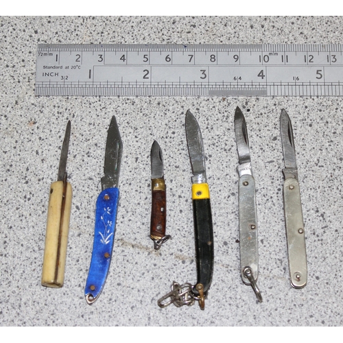 1431 - 6 miniature folding knives