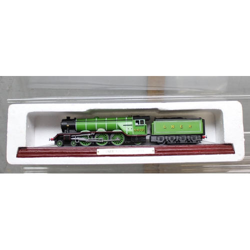 1505 - Boxed collectable model of the 'LNER Flying Scotsman' and a silver jubilee model coach and horse dis... 