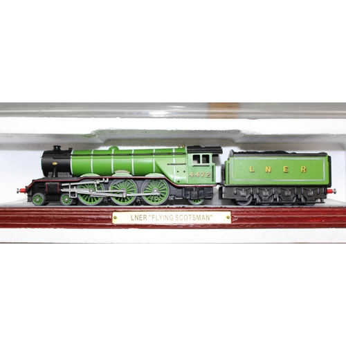 1505 - Boxed collectable model of the 'LNER Flying Scotsman' and a silver jubilee model coach and horse dis... 