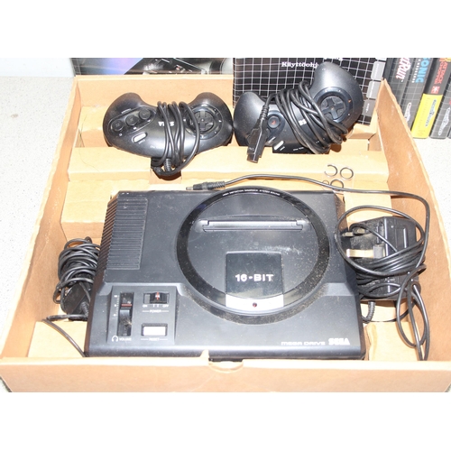 1527 - Boxed 16bit Sega Mega drive with 5 games to include Outrun, Sonic the Hedgehog, World cup Italia 90'... 