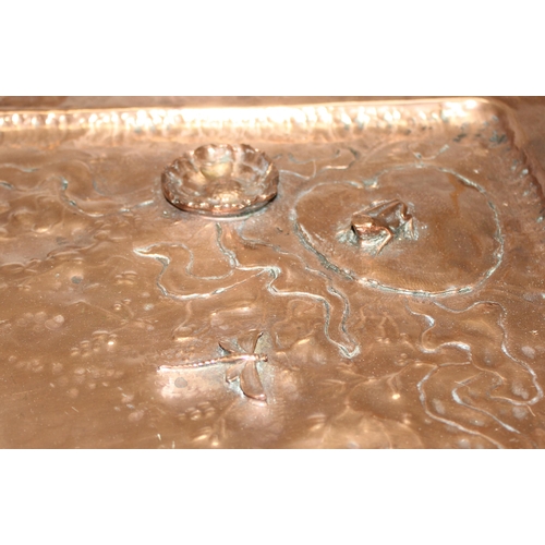 1615 - A superb quality Art Nouveau or Arts & Crafts period embossed copper serving tray c.1900, the tray e... 