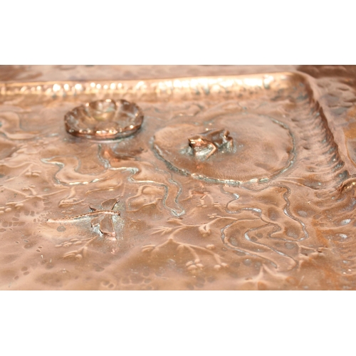 1615 - A superb quality Art Nouveau or Arts & Crafts period embossed copper serving tray c.1900, the tray e... 