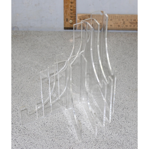 1715 - A huge qty of assorted small Perspex display stands