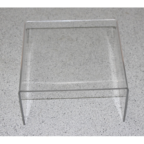 1715 - A huge qty of assorted small Perspex display stands