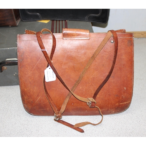 202 - 4 vintage bags and suitcases to inc leather