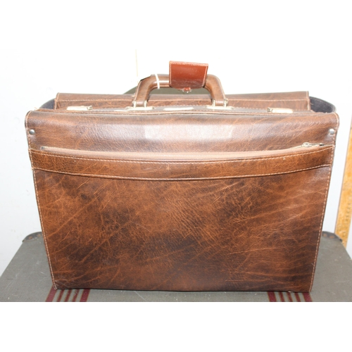 202 - 4 vintage bags and suitcases to inc leather