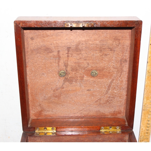 276 - An antique mahogany decanter box, lacking decanters, with campaign style brass handle, approx 28cm w... 