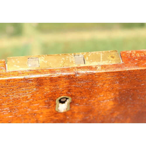 276 - An antique mahogany decanter box, lacking decanters, with campaign style brass handle, approx 28cm w... 