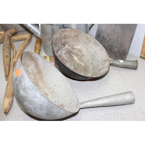 300 - Vintage galvanised bucket, watering can, spade, shovel, 3 dibbers, wooden mallet and 2 scoops