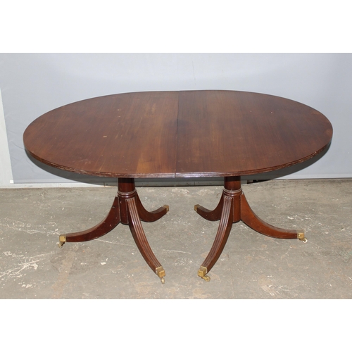 39 - An Edwardian mahogany pedestal dining table with extra leaf, approx 220cm or 150cm wide x 122cm deep... 