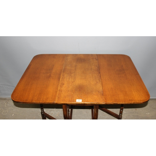 43 - A small early 20th century oak drop leaf table, approx 105cm wide x 75cm deep x 76cm tall