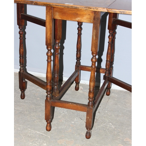 43 - A small early 20th century oak drop leaf table, approx 105cm wide x 75cm deep x 76cm tall