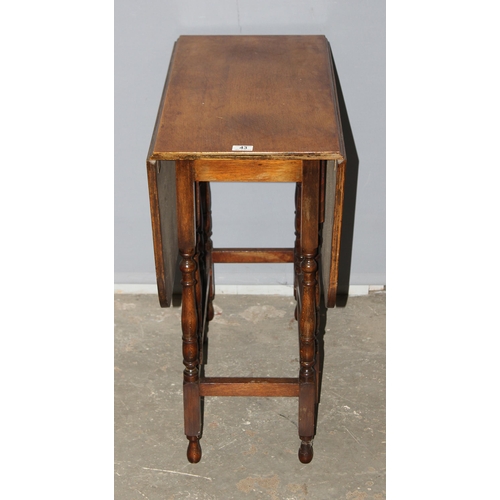 43 - A small early 20th century oak drop leaf table, approx 105cm wide x 75cm deep x 76cm tall