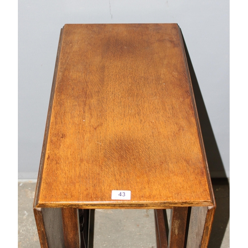 43 - A small early 20th century oak drop leaf table, approx 105cm wide x 75cm deep x 76cm tall