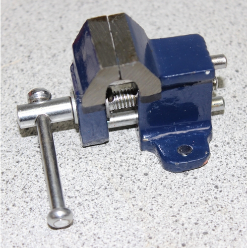 802 - A miniature jewellers anvil and a small vice in box (2)