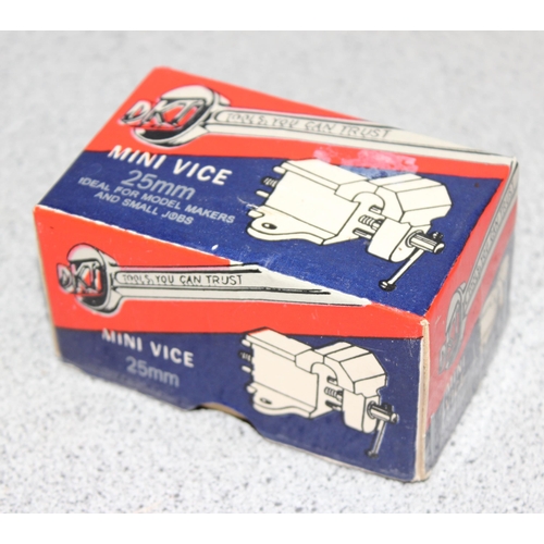 802 - A miniature jewellers anvil and a small vice in box (2)