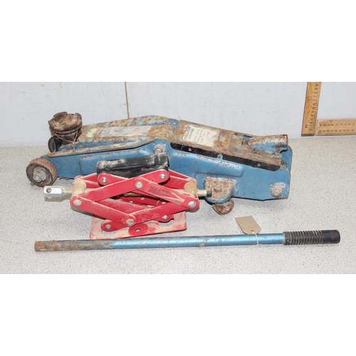 832 - Blue Hydraulic car jack and a red scissor jack