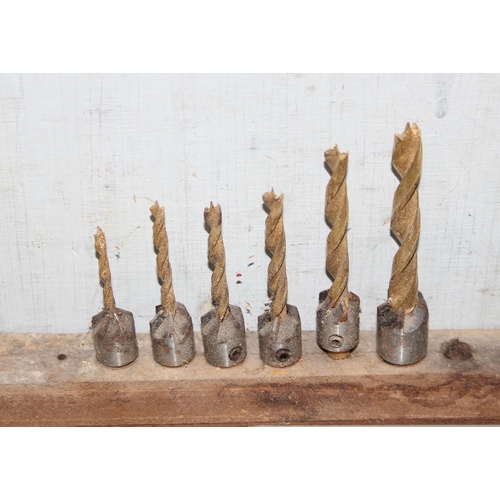 835 - Qty of various sized drill bits and hole borers and a blue bench vice