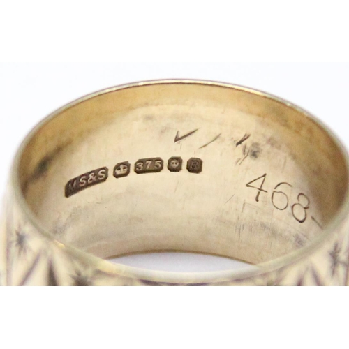 1135 - A 9ct gold retro band or stopper ring with facet cut and star decoration, marked for London 1976, ap... 