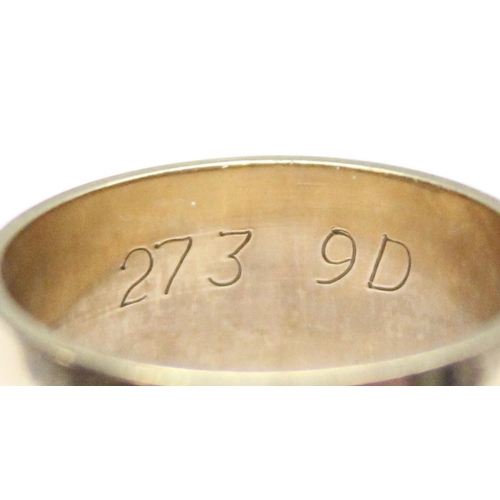 1136 - A 9ct gold retro band or stopper ring with facet cut decoration, marked for London 1979, approx 5.65... 