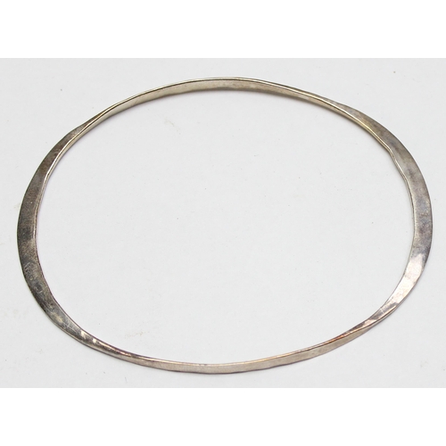 1139 - A retro 925 silver hammered bangle in Brooker & Breeze box