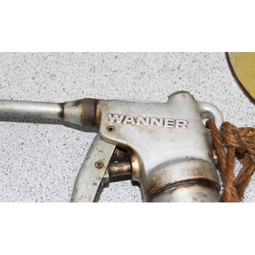 809 - Wanner grease gun and tin of Shell grease