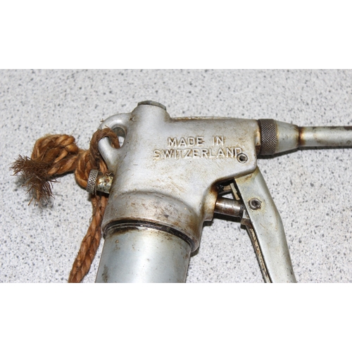 809 - Wanner grease gun and tin of Shell grease