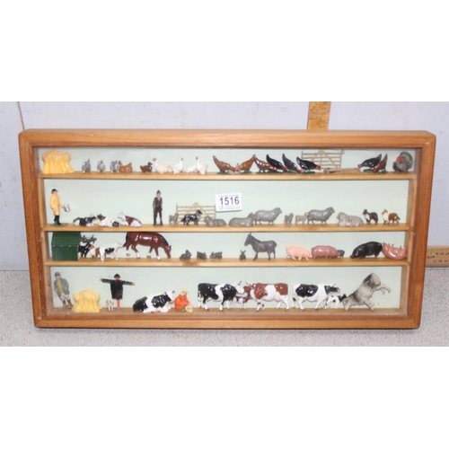 1516 - Display case with contents, farmyard animals and accessories