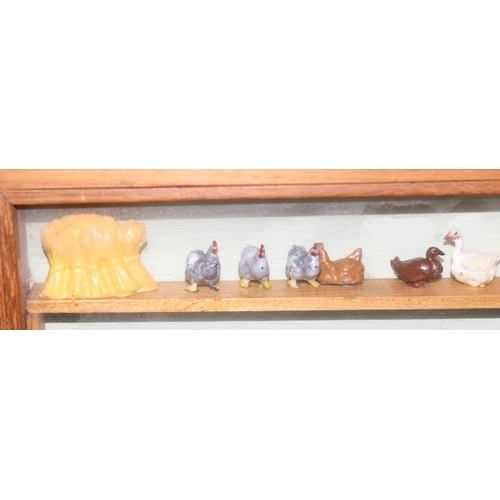 1516 - Display case with contents, farmyard animals and accessories