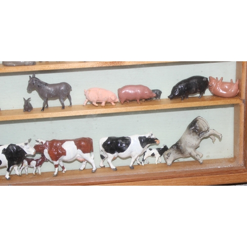 1516 - Display case with contents, farmyard animals and accessories