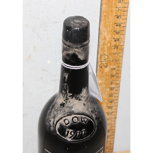 1630 - Bottle of Dow's commemorative 1977 Silver Jubilee vintage port, 75cl