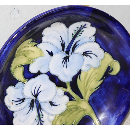 1631 - Vintage Moorcroft plate in the blue Hibiscus patter, approx 22cm