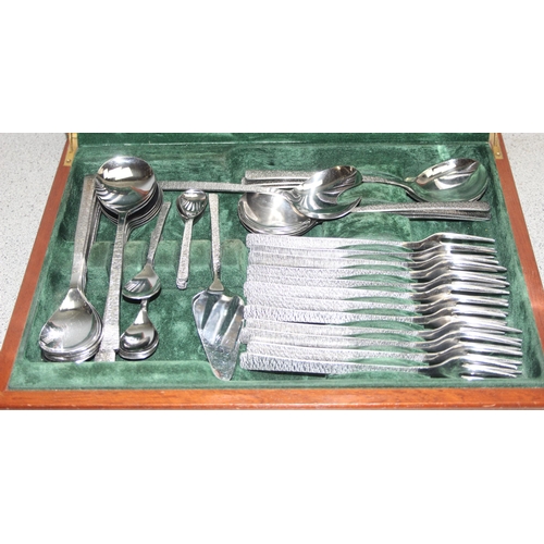 1062 - Vintage Viners of Sheffield canteen of cutlery in wooden box with green fabric interior