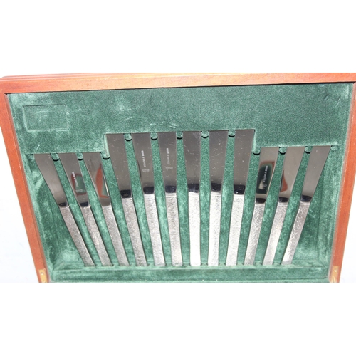 1062 - Vintage Viners of Sheffield canteen of cutlery in wooden box with green fabric interior